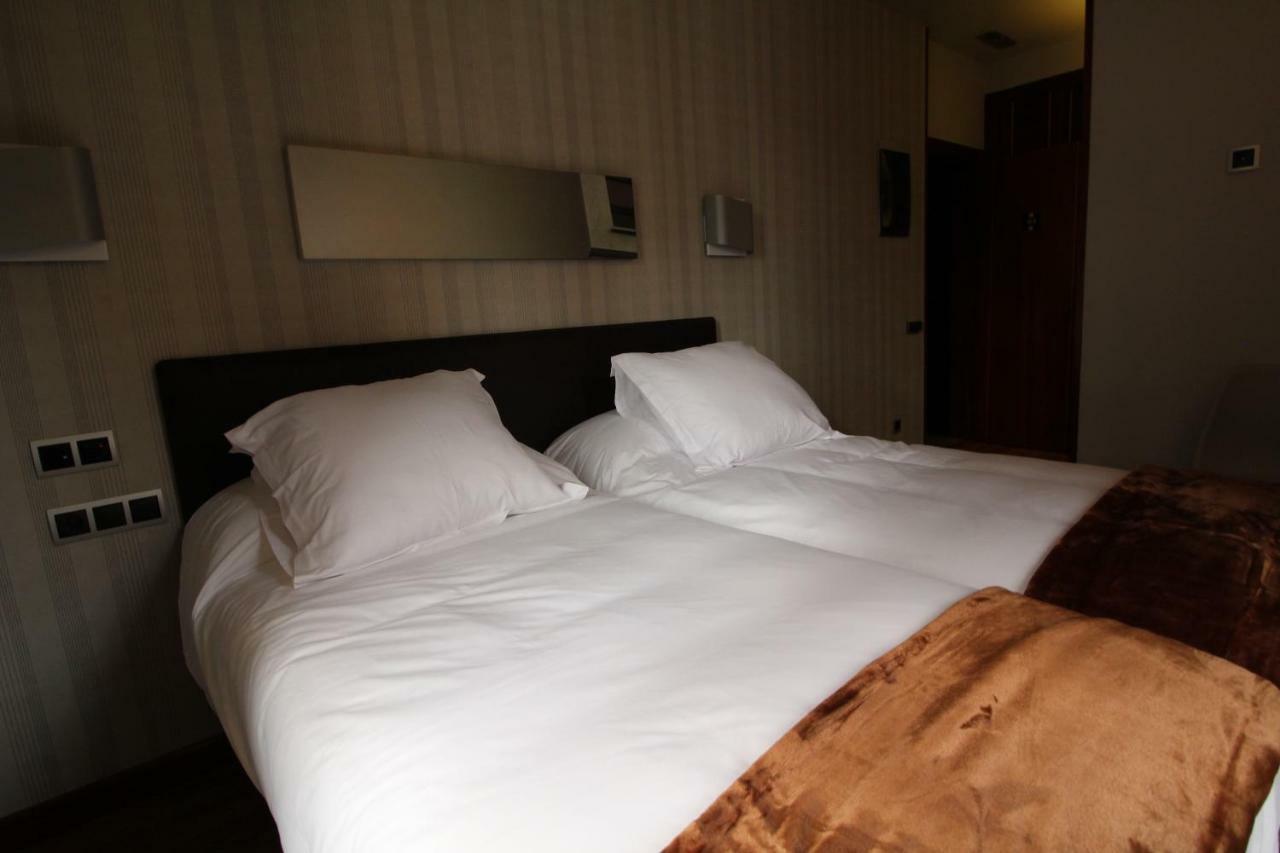 Hospedium Hotel La Casona Del Conde Noreña Kültér fotó
